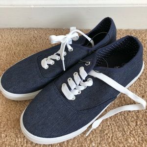 Jean sneaks/tennies